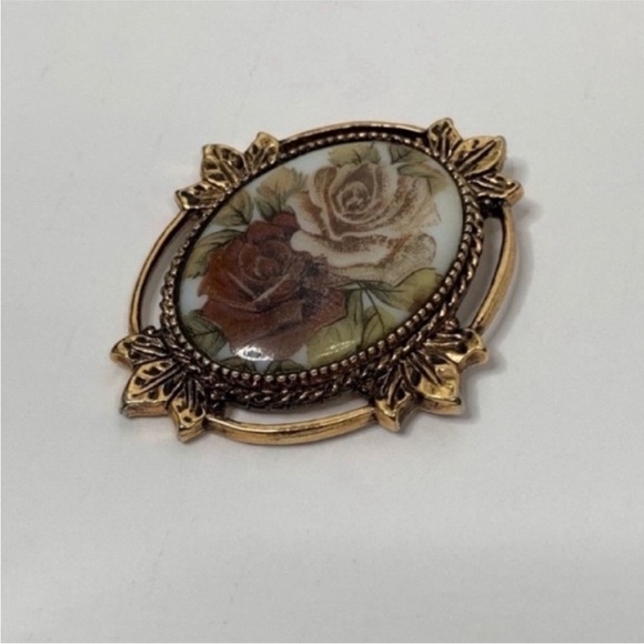 Vintage Sarah Coventry Floral Cameo Pendant Gold Tone Oval - Picture 2 of 6